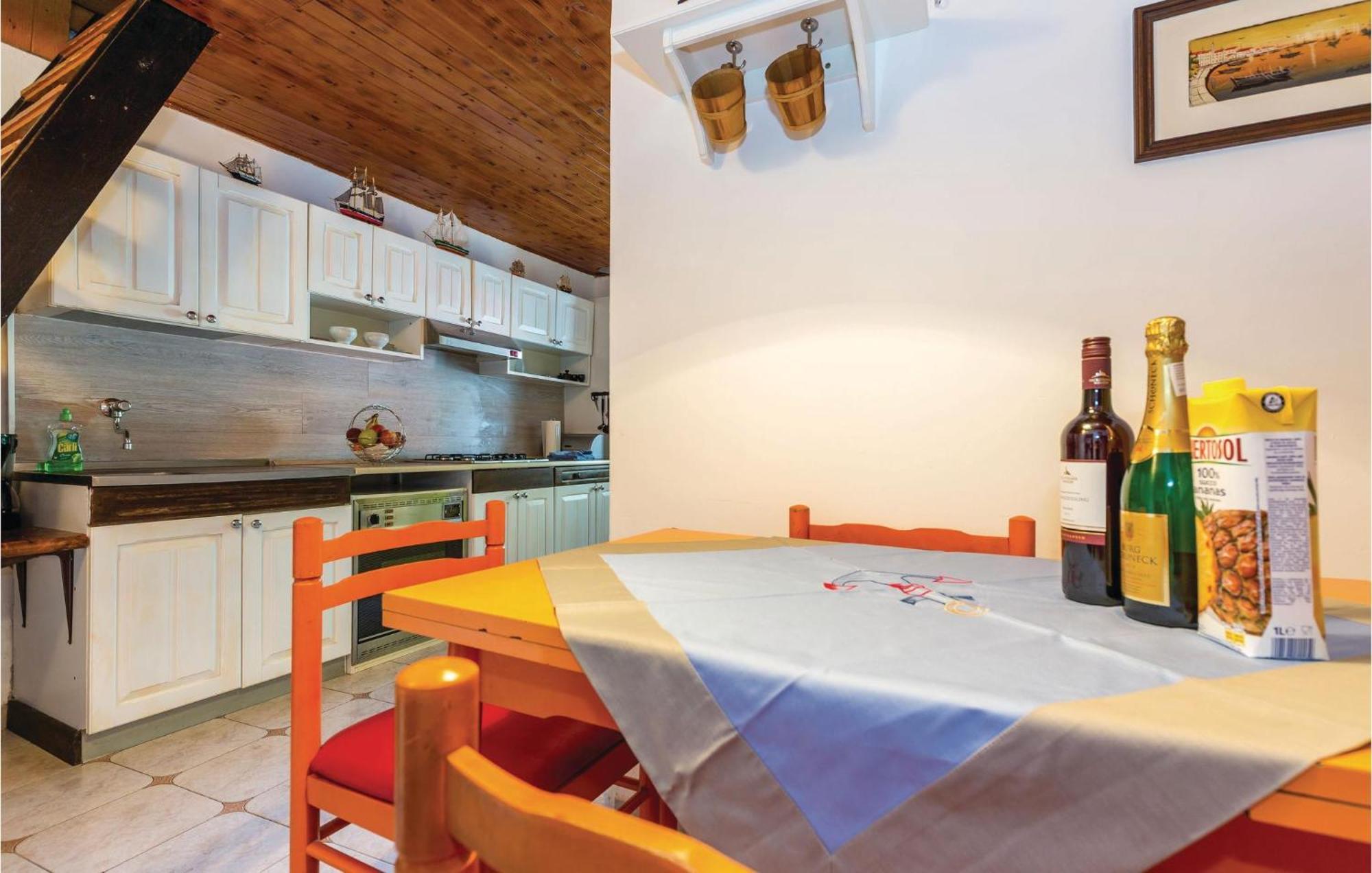 Amazing Apartment In Novi Vinodolski With Wifi ภายนอก รูปภาพ